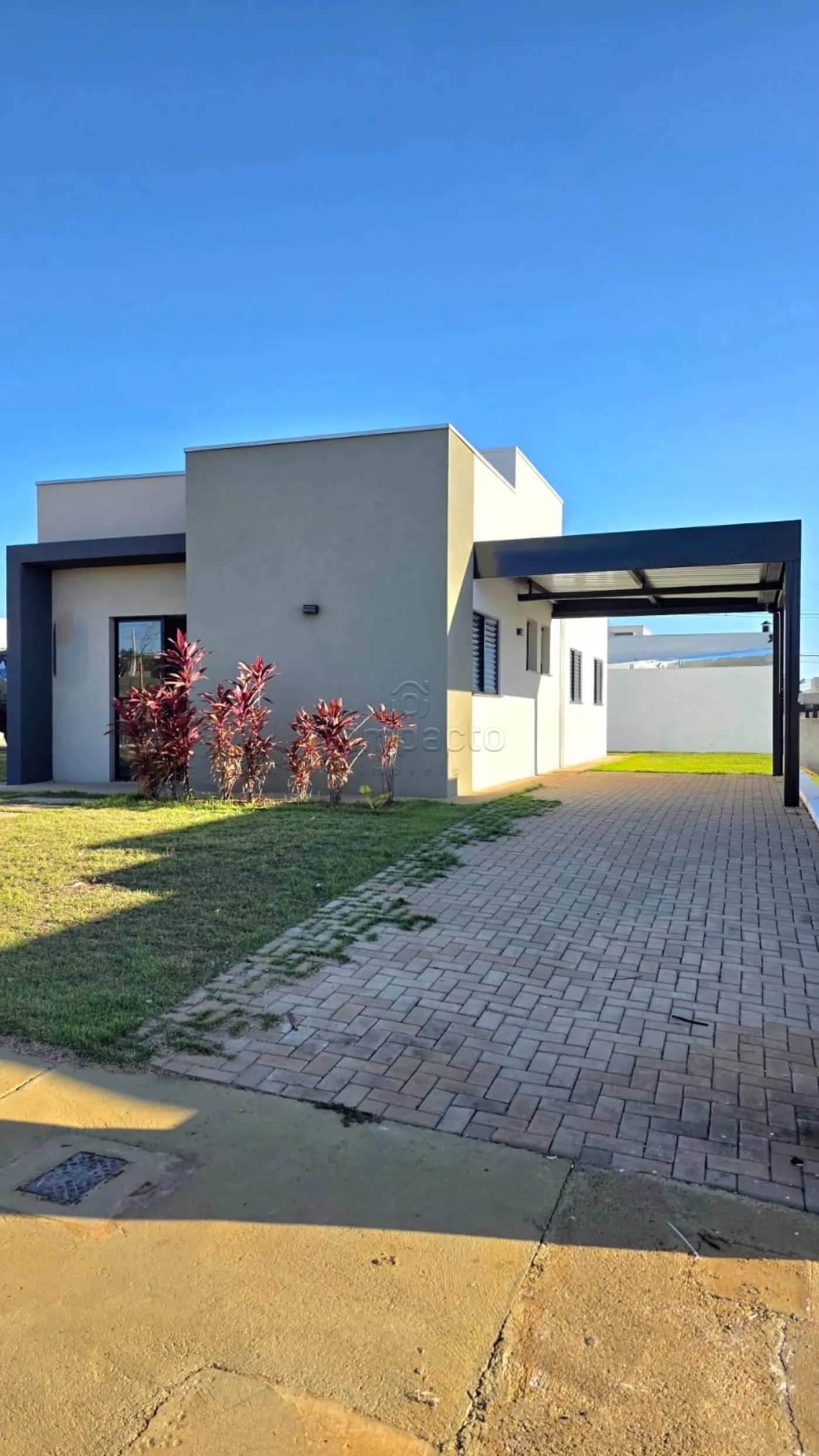 Casa à Venda | Esquina | 3 Dormitórios (1 Suíte) | Frente para Área de Lazer