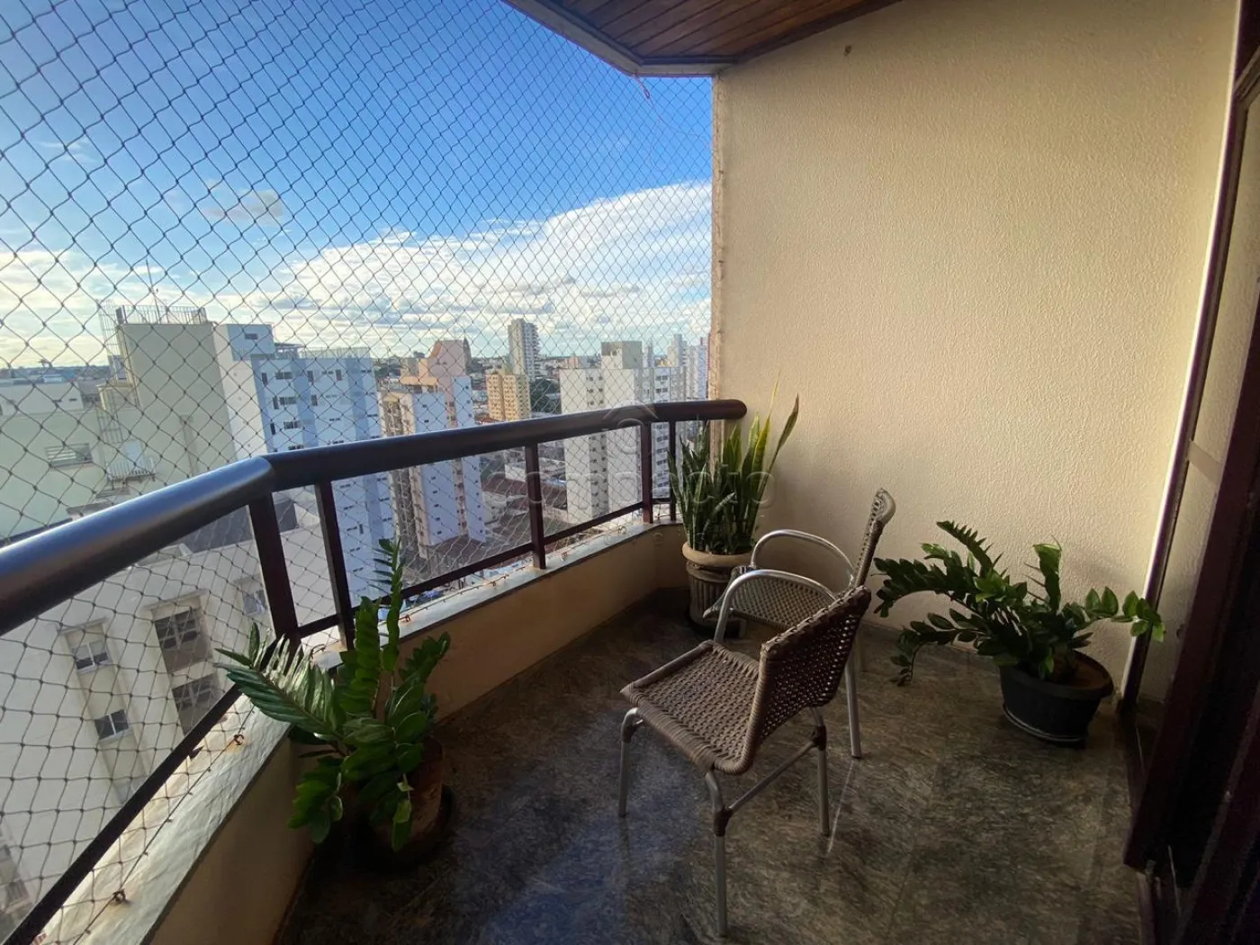 Apartamento 3 Dormitórios (1 Suíte) | 135 m² | 2 Vagas | Região Central