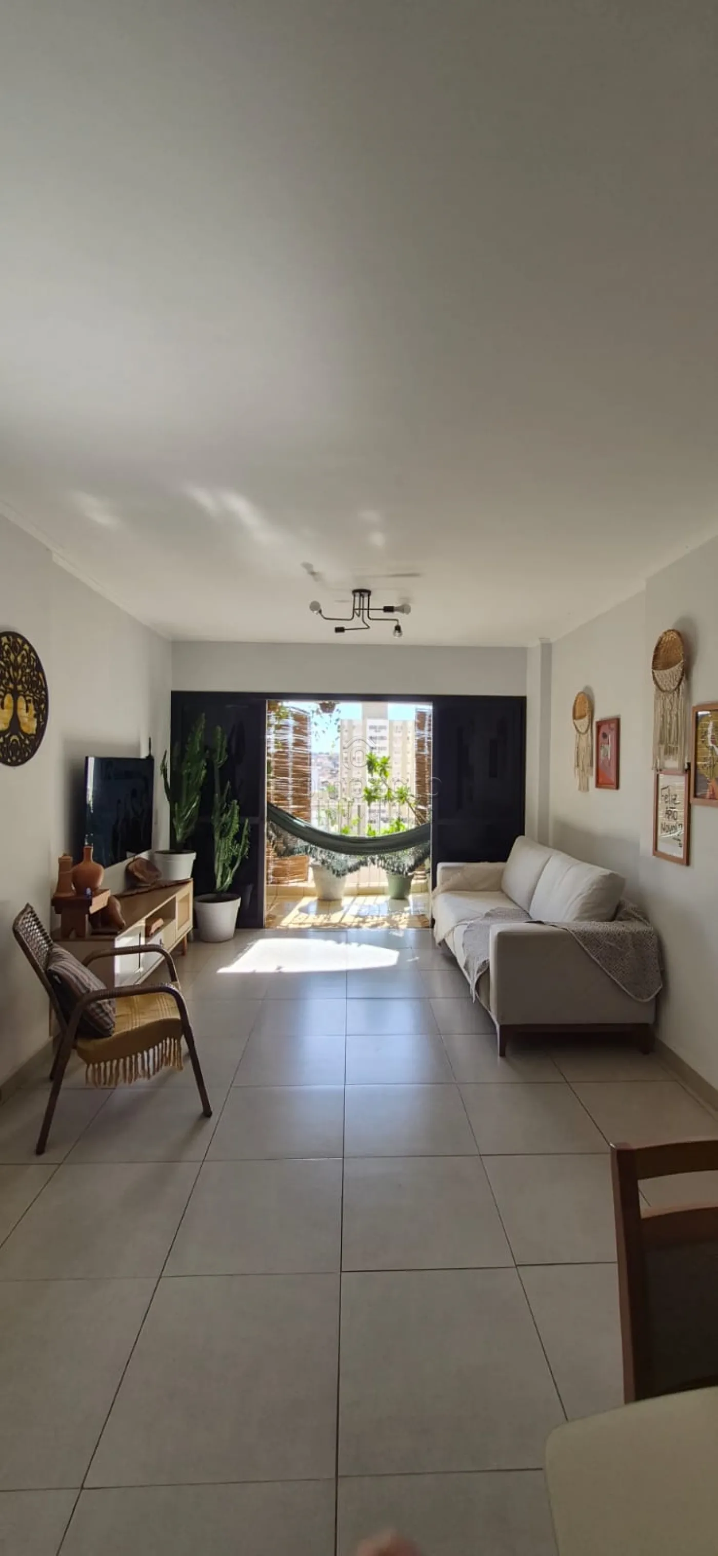 Apartamento 2 Dormitórios (1 Suíte) | Varanda Ampla | Excelente Distribuição