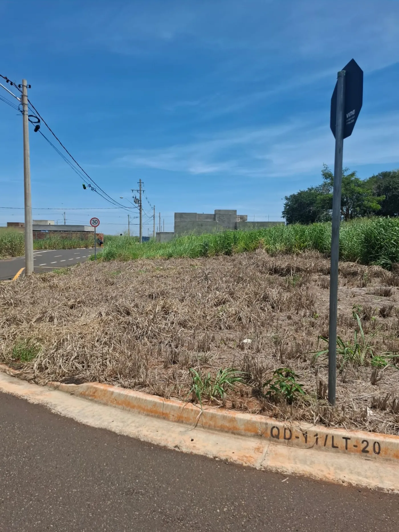 Terreno de Esquina à Venda | 202 m² | Residencial/Comercial