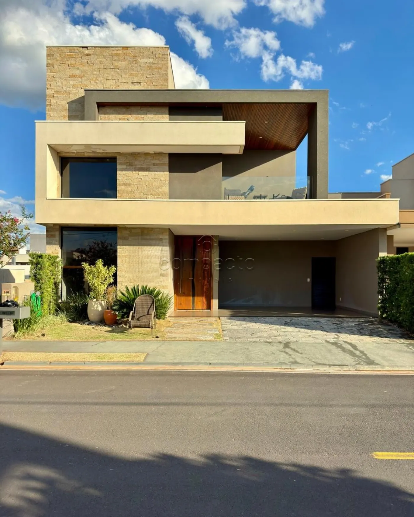 Sobrado para Venda | 3 Quartos | 3 Suítes | 2 Vagas | 251m² | Zona Leste