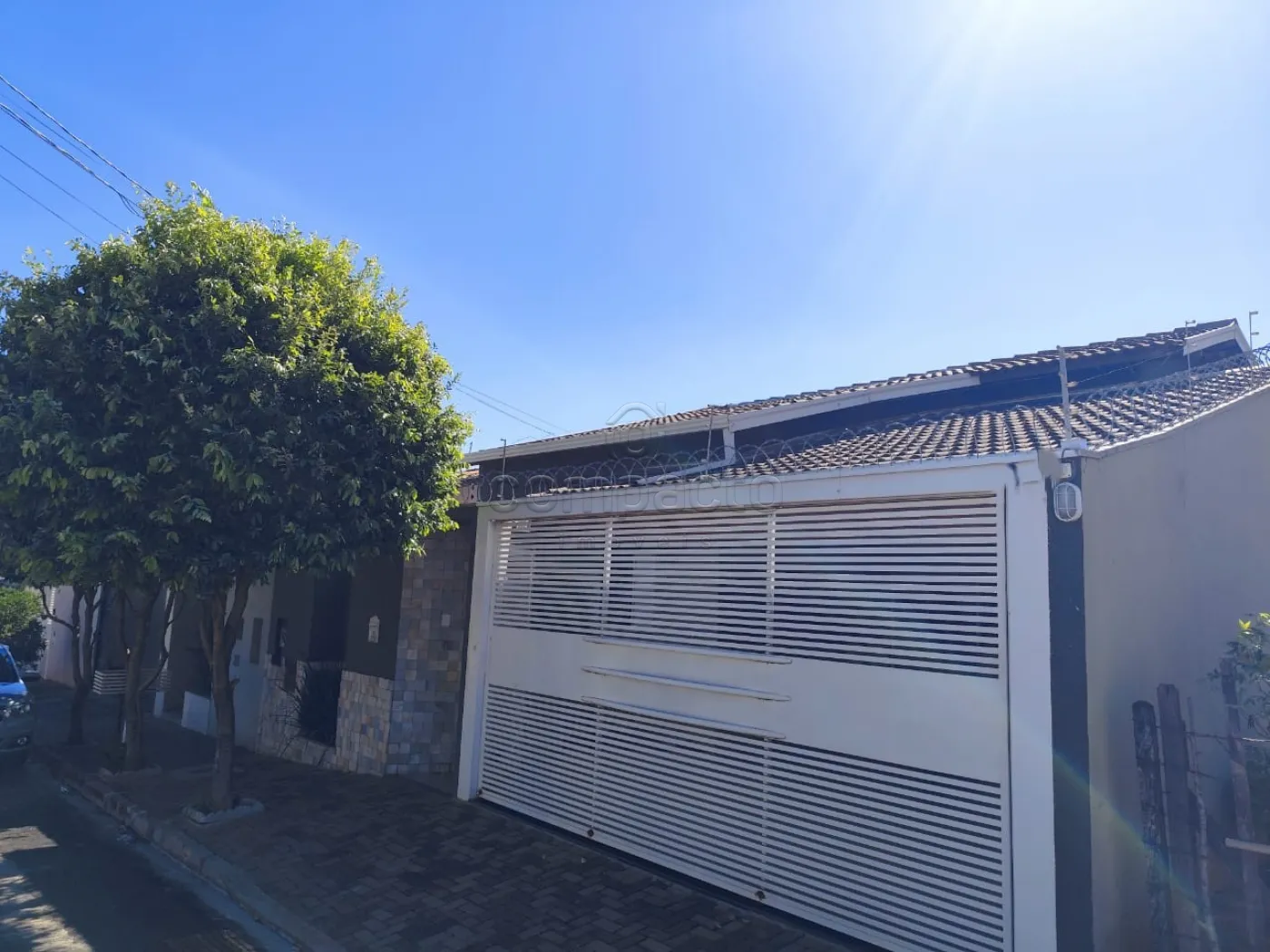 Casa 3 Quartos (1 Suíte) | 2 Vagas | 140 m² de Construção