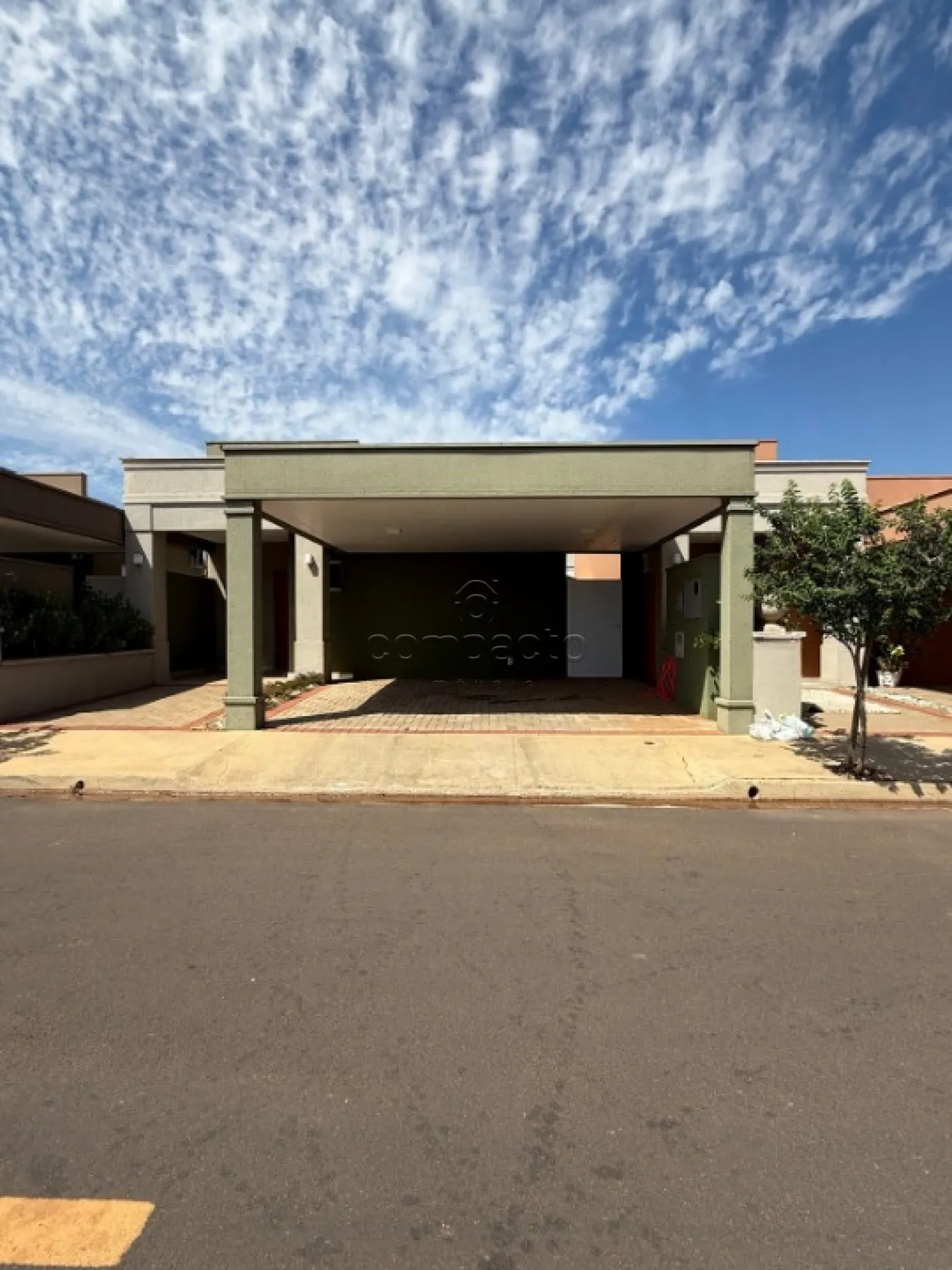 Casa mobiliada em condomínio com 2 Quartos | 2 Vagas | Bairro Raízes Impperial | Lazer Completo