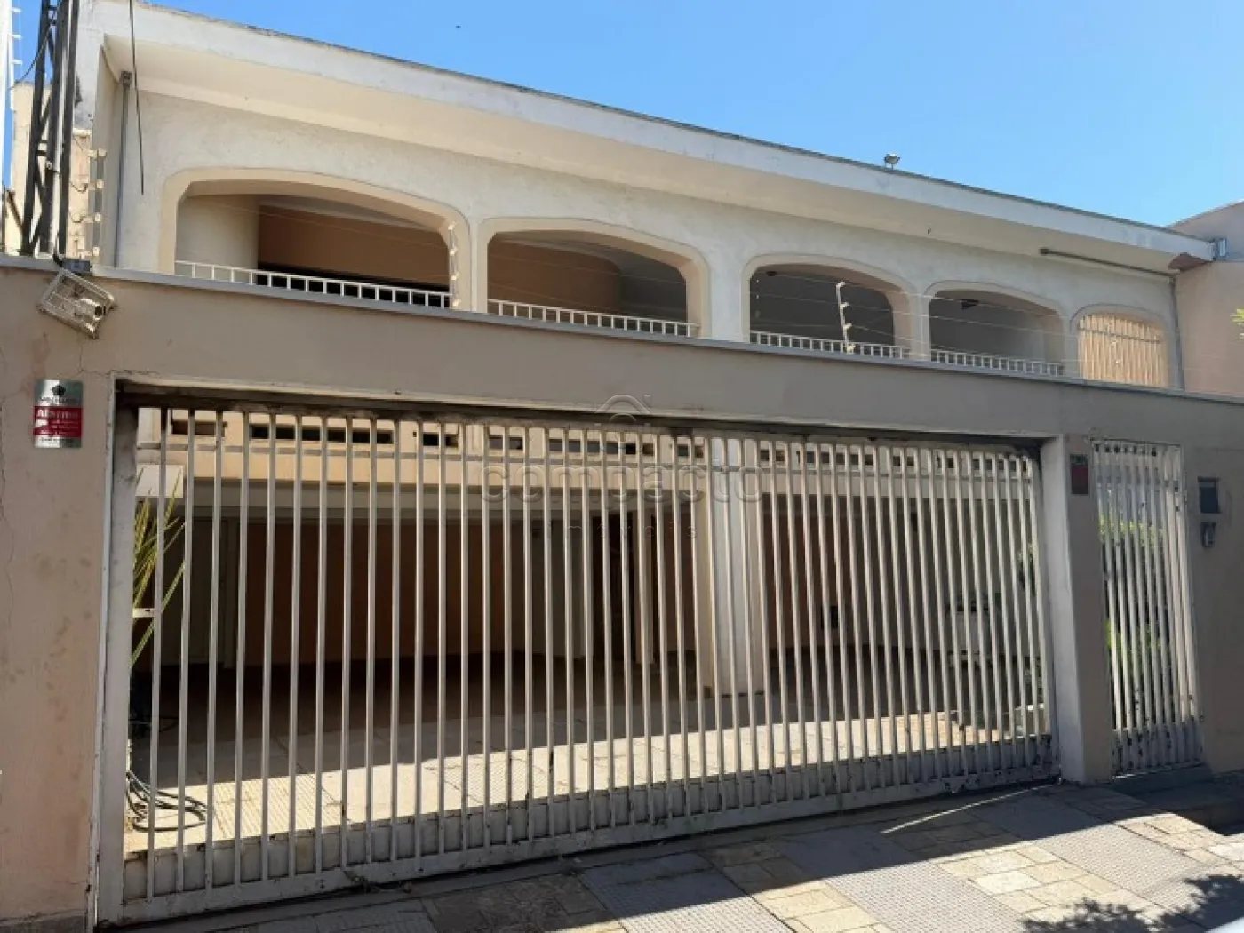 Sobrado com 3 Quartos | 4 Vagas | Bairro Santos Dumont