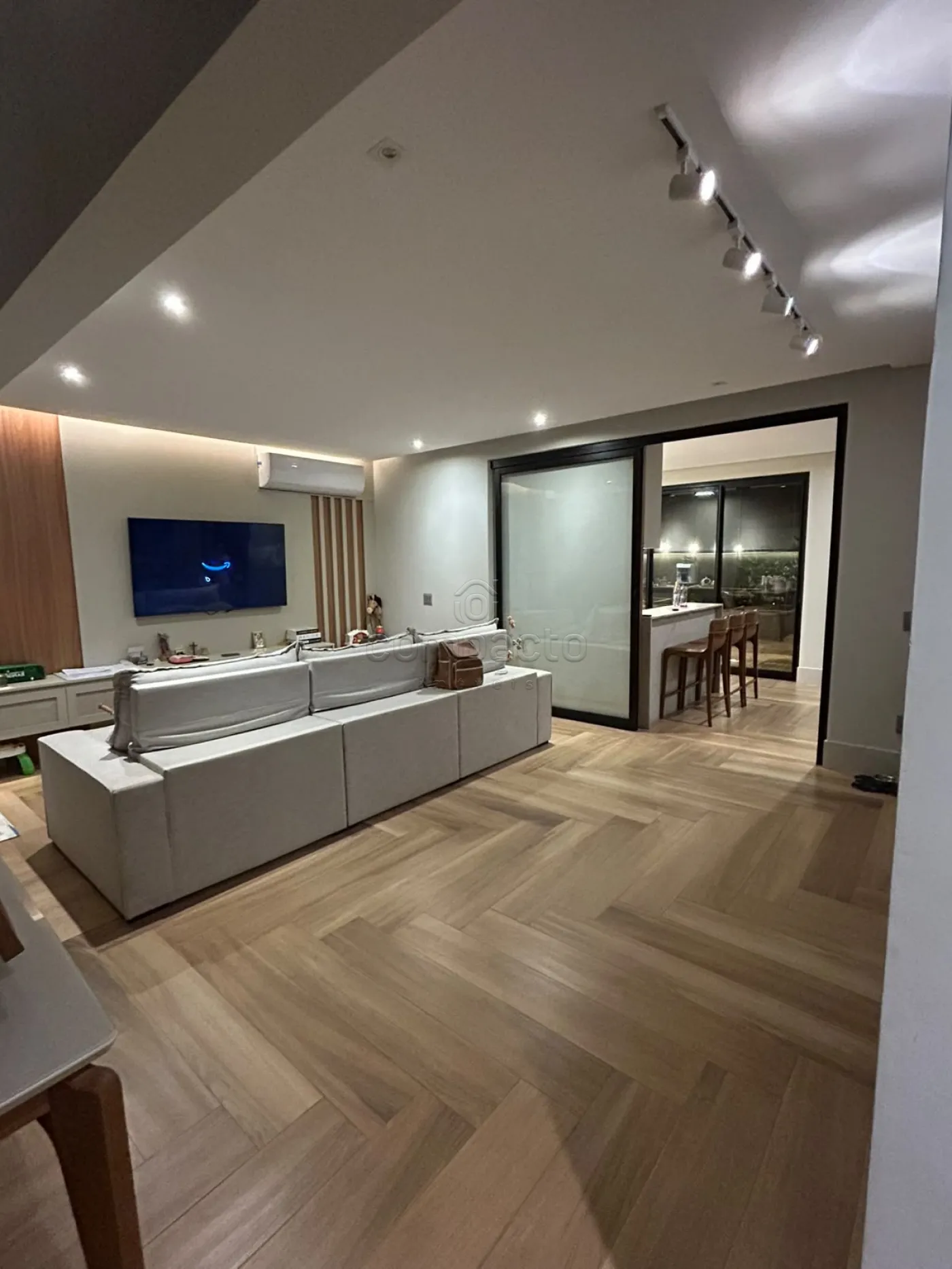 Sobrado com 2 Quartos (2 Suítes) | 2 Vagas | Piscina | Bairro Campos do Jordão - Cedral