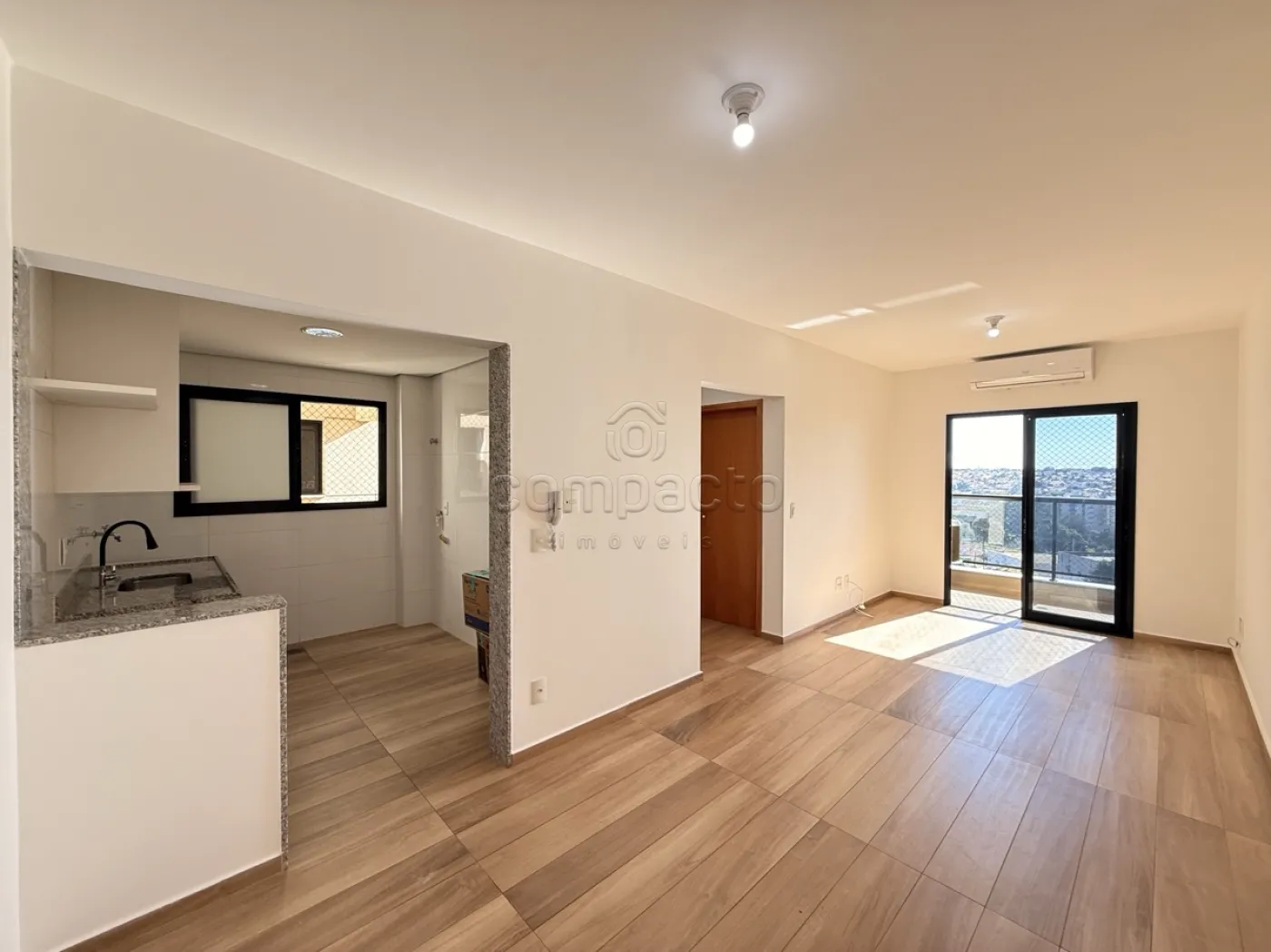 Apartamento Amplo de 1 Dormitório | Sacada | Condomínio com Academia