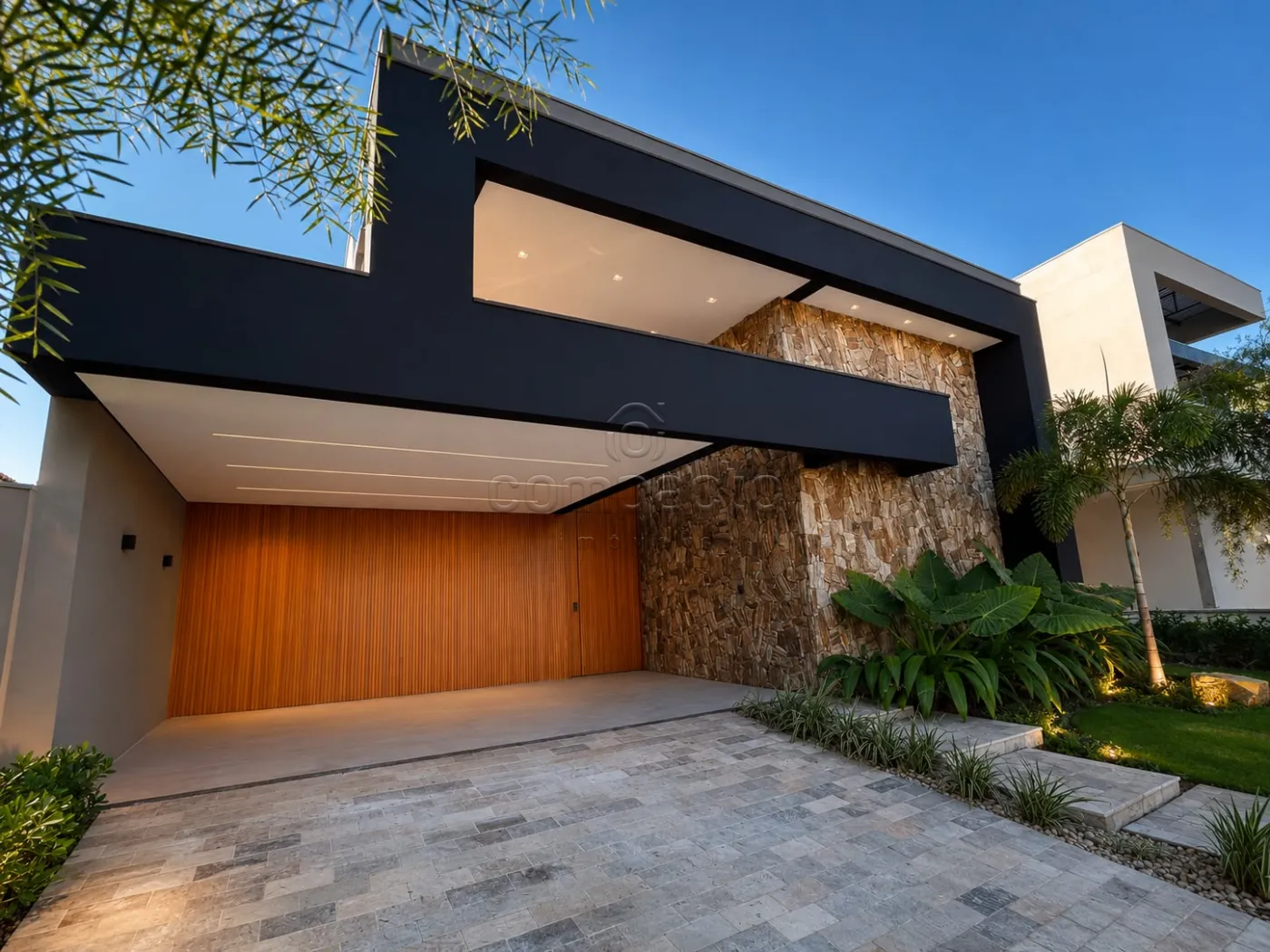 Casa à Venda em Condomínio Fechado | 4 Suítes | 260 m² de Construção | Alto Padrão